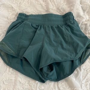 Lulu lemon hottie hot shorts 2.5 inseam size 2 color green